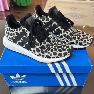ADIDAS SWIFT RUN Black & White Leopard Knit Running Shoes